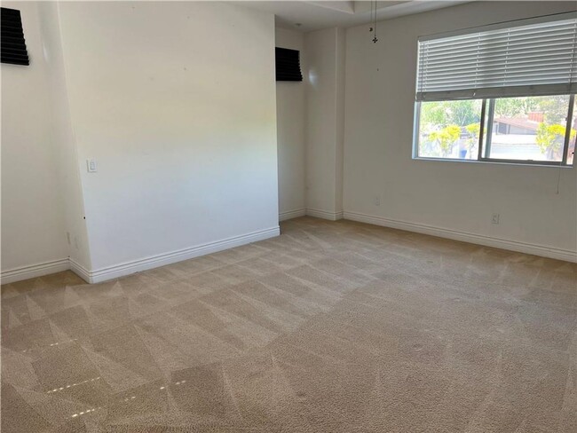 Building Photo - Spacious Condo