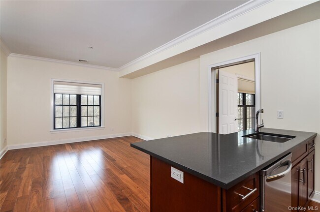 Building Photo - 30 Elm Pl