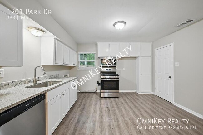 Building Photo - 1201 Park Dr