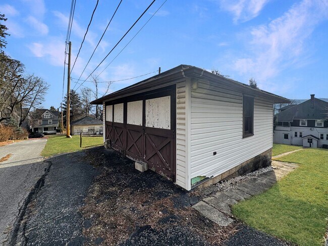 Building Photo - 1012-1014 Louisa St
