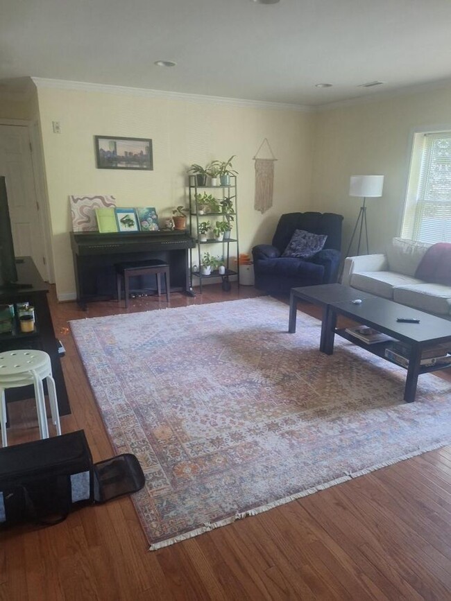 Building Photo - Large, newer, pet friendly 3 bed with all ...