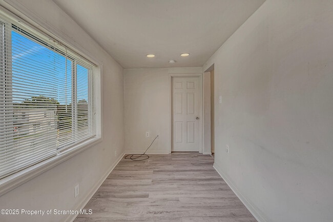 Building Photo - 367 N Bromley Ave