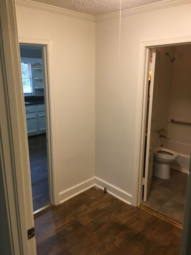 Building Photo - Large 2/1 Home, includes bonus room- Sherwood Forest- $995