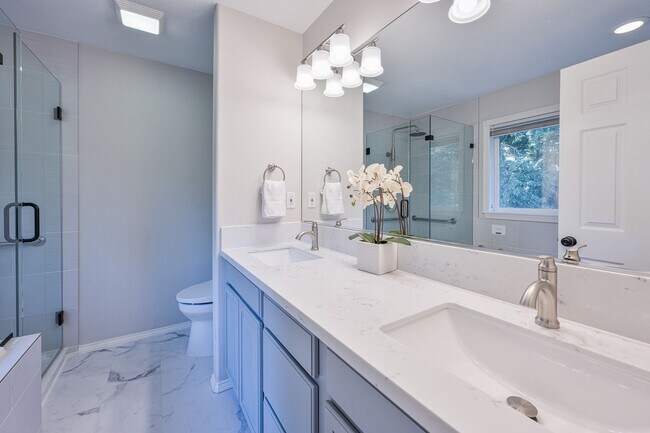 Building Photo - BEAUTIFUL 5 Bedroom Home in the Sought-After Hillshire Estates of Bull Mountain