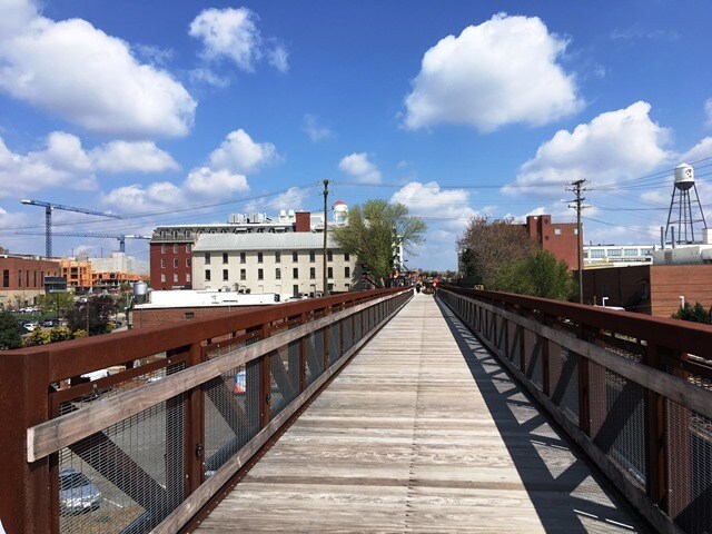 Building Photo - 406 4th St E