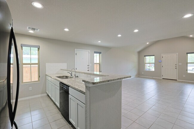 Building Photo - Charming 3/2 Minutes from Downtown NBTX