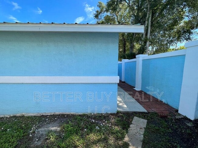 Building Photo - 300 N Church St