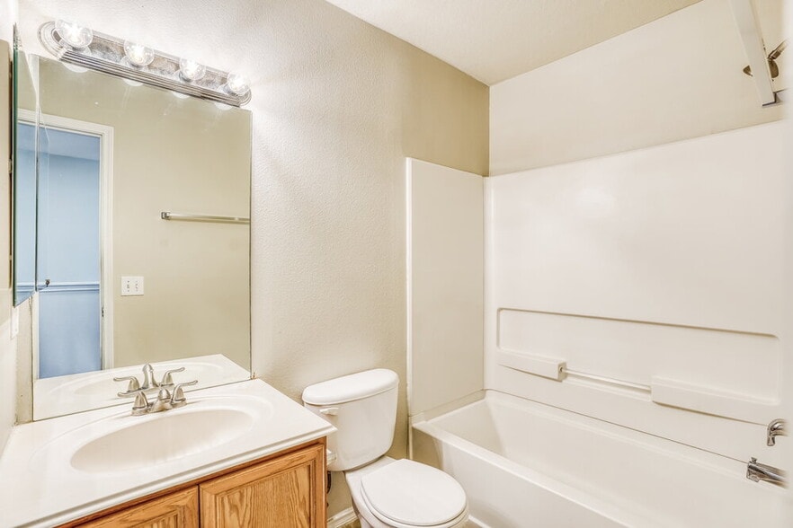 Building Photo - 914 Eagles Glide Dr