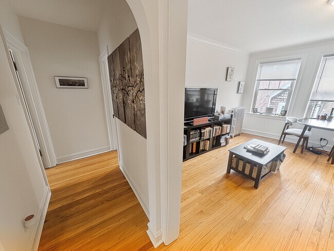 Building Photo - Spacious 1 BR - New Renovation Near the Lake on Quiet Block!