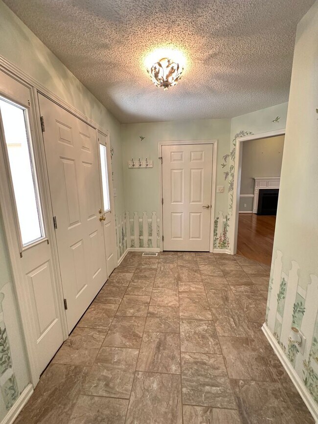 Building Photo - 1611 Majesty Dr
