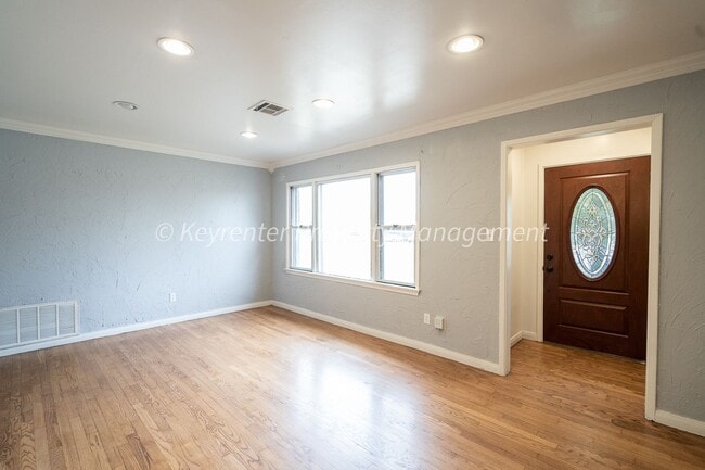 Building Photo - Wonderful 3BD/2BD Home minutes away from Quail Springs Mall & Chisholm Creek.