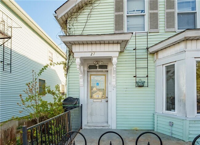 Building Photo - 21 Lilac St
