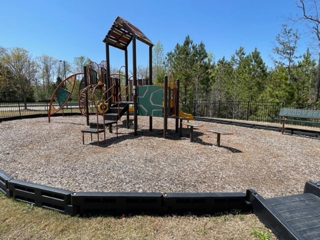 Building Photo - MOVE IN READY! Amazing end-unit townhome