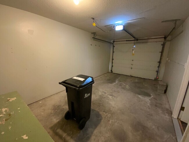 Building Photo - 3 Bedroom 2 Bathroom Duplex