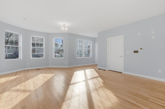 Building Photo - 19 Simon St