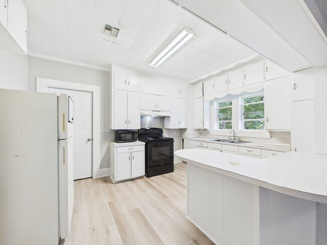 Building Photo - Adorable 3 bed, 1 bath home available in S...