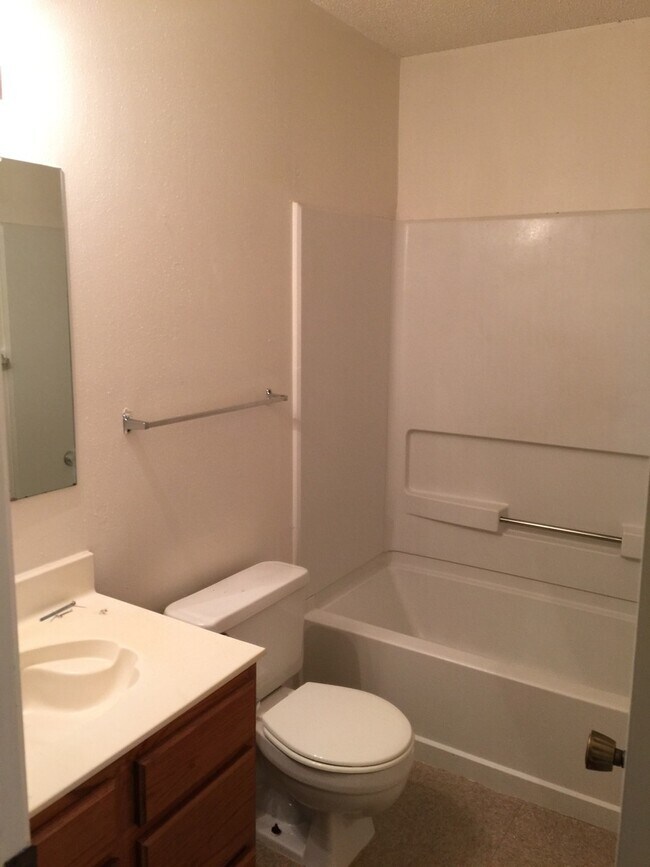 Building Photo - NICE 3 BEDROOM LOCATED ON A LARGE CORNER LOT*COUNTRY KITCHEN WITH ISLAND*LARGE MASTER BR DOWN W/ ...