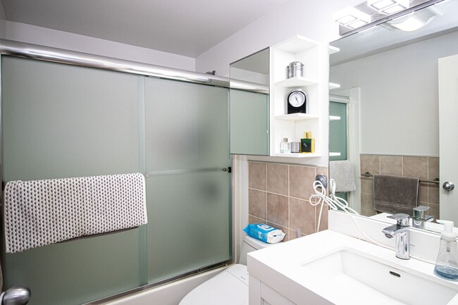 Building Photo - Fully Furnished 2-Bedroom + Office, 2-Bath...