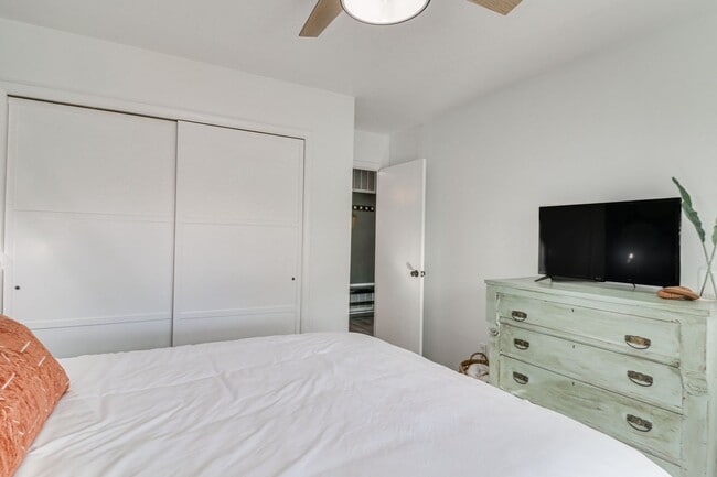 Building Photo - Modern 3BR Duplex with Abundant Natural Light