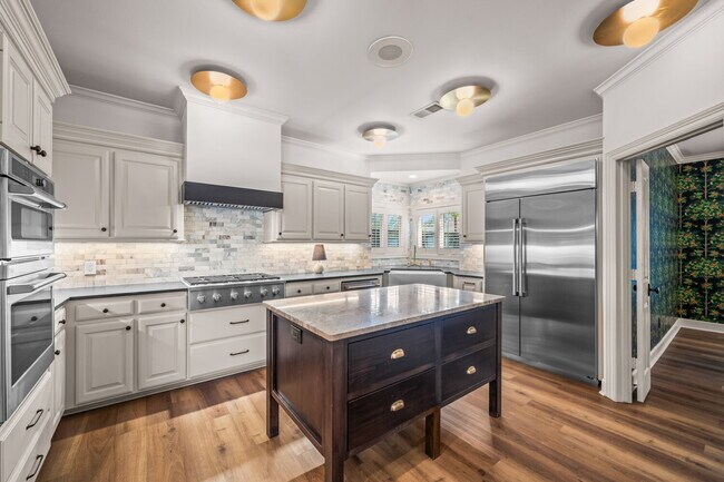 Building Photo - Luxury 5 Bed, 4.5 Bath, with Pool in Lakeridge!!!