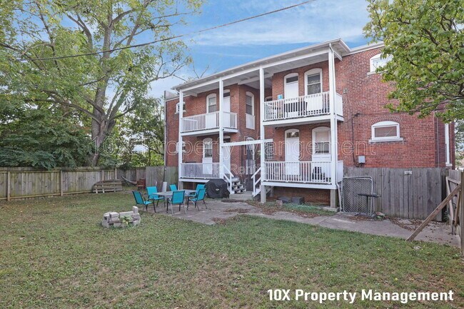 Building Photo - 382 Carpenter St