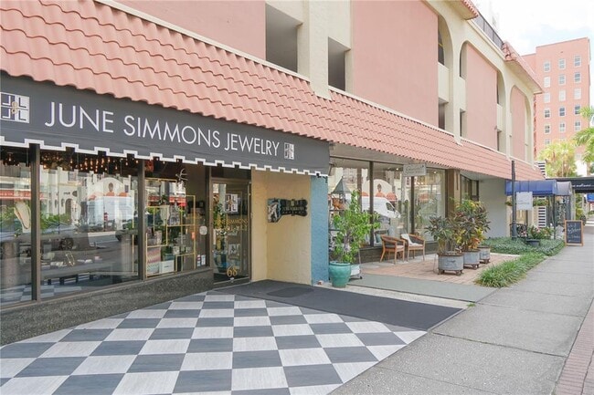 Building Photo - 835 S Osprey Ave