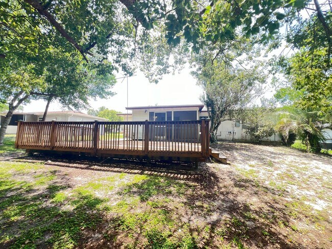 Building Photo - Charming Deltona Lakes Home!