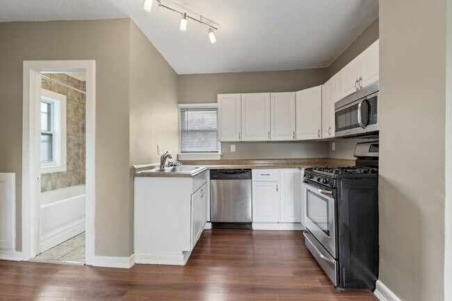 Building Photo - 3BR/1Bath + Office Area Available Sept 12t...