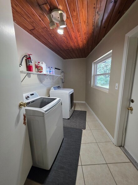 Building Photo - 1641 Meadowbrook Ave
