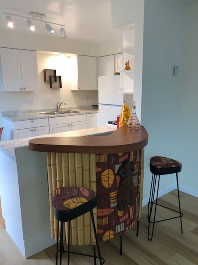 Building Photo - 2 bedroom 1.5 bath Apartment