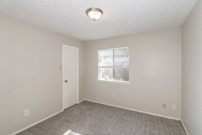 Building Photo - 7406 San Simeon Dr