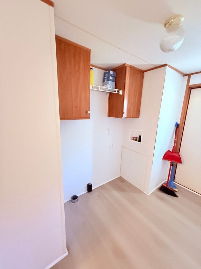 Building Photo - Single Wide Home 5 minutes to Wrightsville Beach and UNCW 2 bedroom with deck