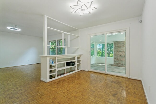 Building Photo - 700 Pelham Dr