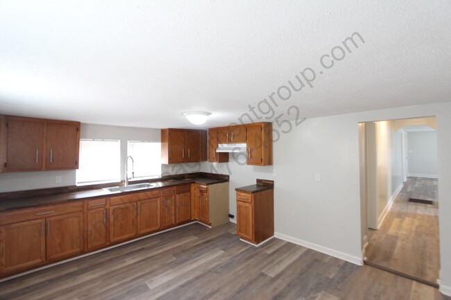 Building Photo - Totally Renovated! 2 Bedroom 1 Bath - New ...