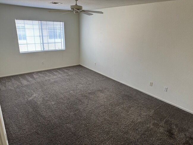 Building Photo - Awesome Three bedroom 2 1/2 townhouse in a gated community