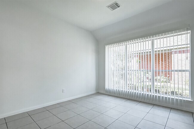 Building Photo - 15806 Land View Dr