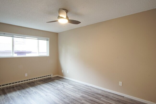 Building Photo - Off SE Belmont: Mid-Century 2Bdr w/ Parkin...