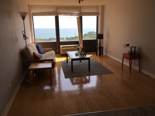 Building Photo - 5320 N Sheridan Rd