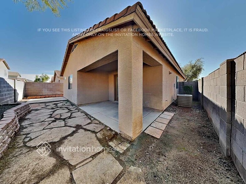 Building Photo - 834 E Impreria St