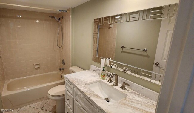 Building Photo - 2 br, 2 bath Condo - 9235 Lagoon Pl # 1005