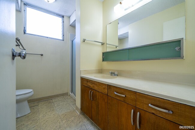 Building Photo - $2400 / 2 BD, 1 BA, 1 parking Condo in Hon...