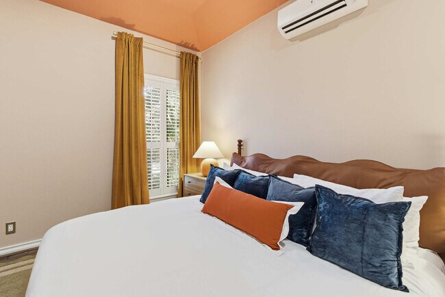 Building Photo - 12511 Chapel Bell St