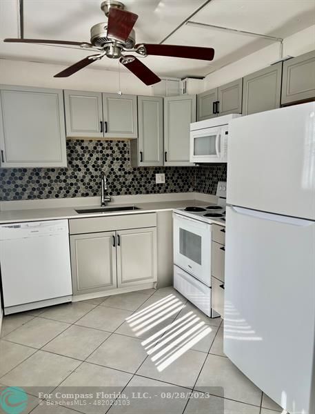 Building Photo - 9920 NW 68th Pl