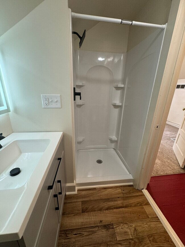 Building Photo - 215 E 9th St