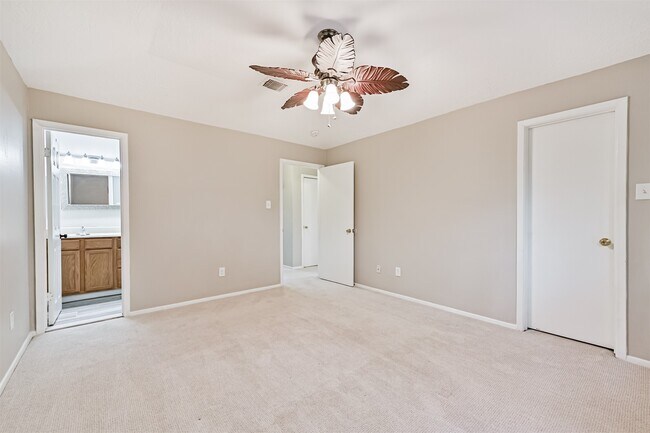 Building Photo - 222 Old Oaks St