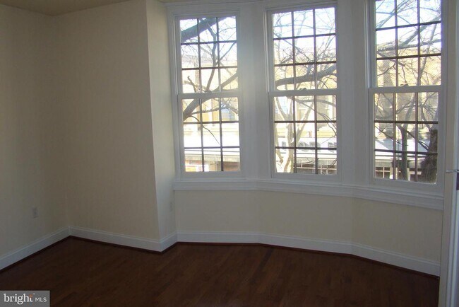 Building Photo - 2 W Gay St