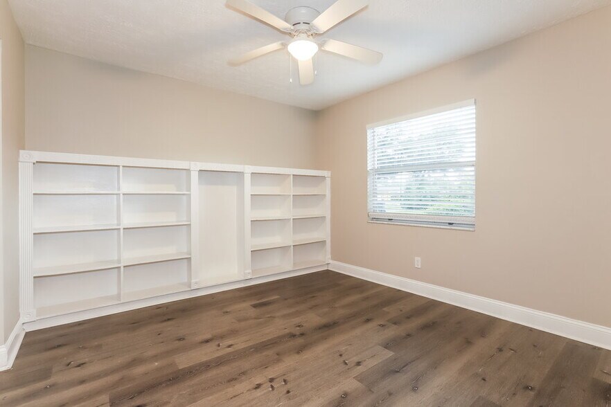 Building Photo - 3215 Las Brisas Dr