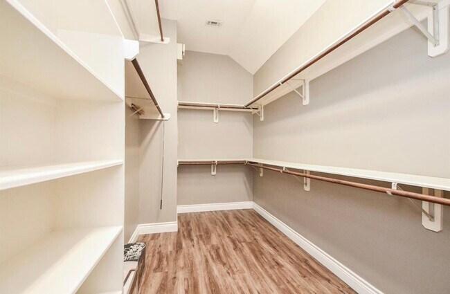 Building Photo - 18 E Knightsbridge Dr
