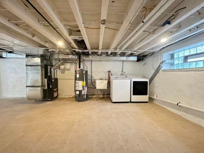 Building Photo - 2b2b house in south Philly Available now