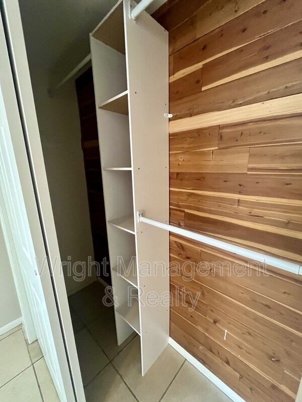 Building Photo - 5033 Farley Dr